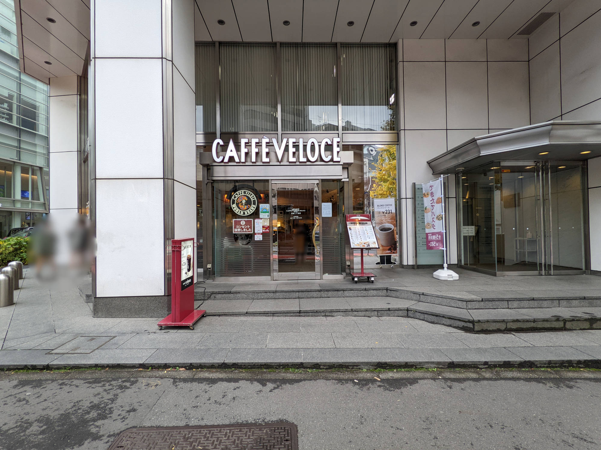 カフェ・ベローチェ渋谷二丁目店の喫煙ブースの入り口